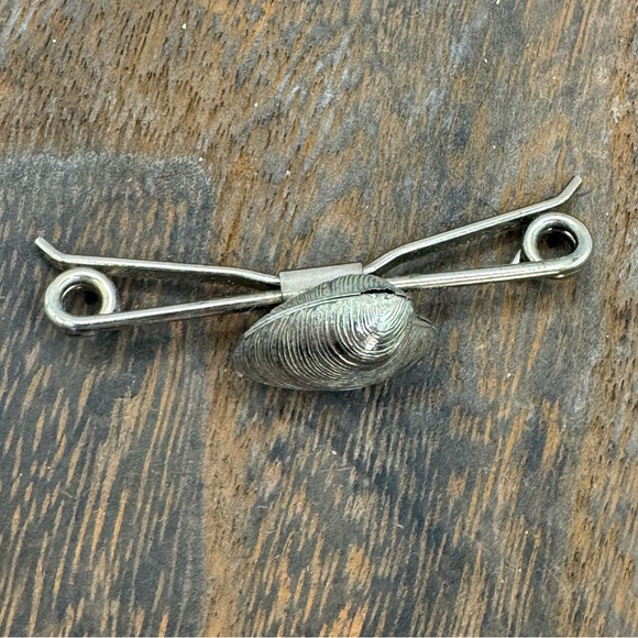 Vintage clam shell textured collar pin silver tone - Picture 3 of 7